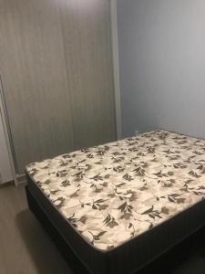 a bed in the corner of a bedroom at Apartamento estiloso in Ubatuba