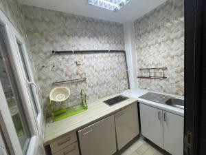 una pequeña cocina con fregadero y encimera en St Davido, en Douala