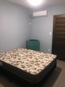 a bed sitting in a room with a mattress at Apartamento estiloso in Ubatuba