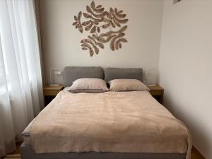 Ліжко або ліжка в номері Mitten in der Altstadt und der Thermenregion, neu und ruhig