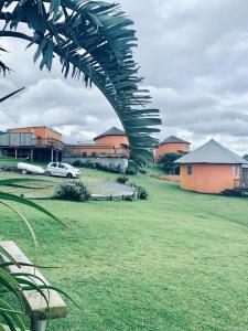 un parc avec une voiture blanche garée dans un champ dans l'établissement Swell Eco Lodge, à Mdumbi 13 autres photos