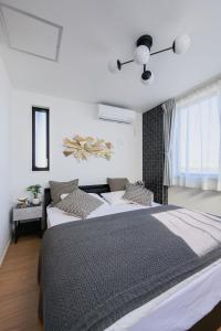 东京Skytree View Riverside Terrace的一间带两张床和吊扇的卧室