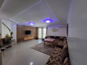 TV a/nebo společenská místnost v ubytování Tranquil Oasis in the Heart of Ifrane