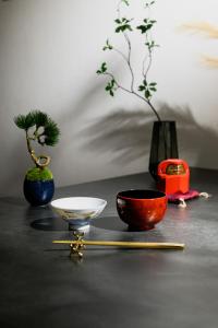 einen Tisch mit einer Schüssel und anderen Gegenständen darauf in der Unterkunft Skytree View Riverside Terrace in Tokio