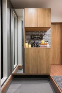 东京Skytree View Riverside Terrace的客房设有带木制橱柜的厨房。 更多17张照片