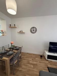 TV a/nebo společenská místnost v ubytování Séjour paisible en Normandie