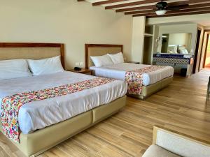 Postel nebo postele na pokoji v ubytování Dmytri's Original La Fonda Restaurant & Hotel + 7 fotografií