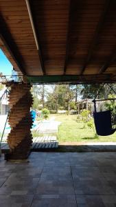 una catasta di legna da ardere sotto un tetto di Casa playa Lago Merin a Lago Merin
