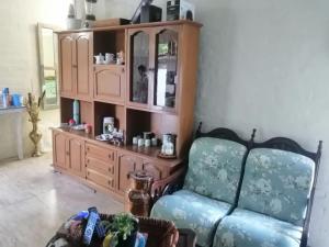 soggiorno con sedia e armadio di Casa playa Lago Merin a Lago Merin