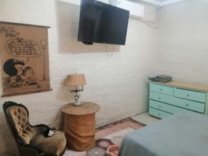 una camera da letto con un letto e una TV a parete di Casa playa Lago Merin a Lago Merin Altre 9 foto