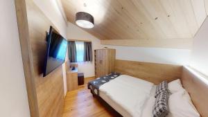 En eller flere senge i et værelse på Cozy Alpine Apartment - Malbun Center