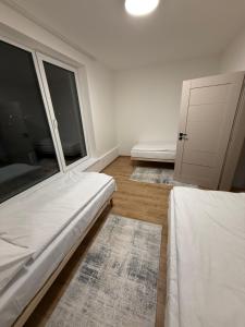 Giường trong phòng chung tại Rezidencia pri Kaštieli 4 +3 ảnh