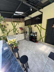 Una habitación con dos sillas y una mesa y un mostrador. en Pelíkano Uvita, en Uvita