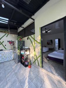 Un dormitorio con una cama y un espejo grande. en Pelíkano Uvita, en Uvita 103 fotos más