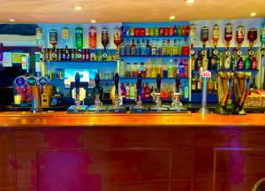 un bar con muchas botellas de alcohol en Brandon House, en Brandon 16 fotos más