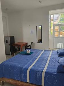 ein Schlafzimmer mit einem blauen Bett, auf dem eine Tasse steht in der Unterkunft Fiesta Zipolite in Zipolite