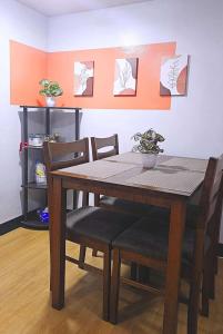 a dining room table and chairs in a room at Bright & Airy Loft Cambridge Village Charm in Cainta +1 photo