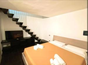 una camera con un letto con una scala sullo sfondo di Apollo Theater Palace Lecce Exclusive Terrace a Lecce
