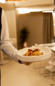 uma pessoa está segurando um prato de comida em OPERA Boutique Hotel & Restaurant & Bar em Rijeka