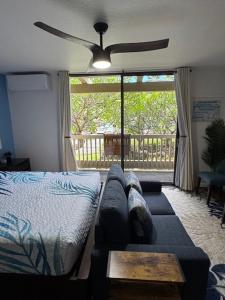 En eller flere senge i et værelse på Newly remodeled with Aloha