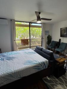 En eller flere senge i et værelse på Newly remodeled with Aloha