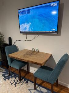 Et tv og/eller underholdning på Newly remodeled with Aloha