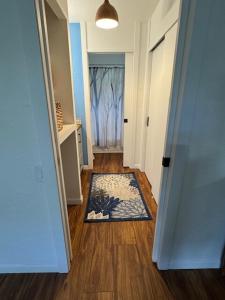 En eller flere senge i et værelse på Newly remodeled with Aloha + 19 billeder