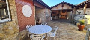 a blue table and chairs on a patio at Recanto do Nenei in Paraisópolis
