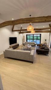 TV a/nebo společenská místnost v ubytování Domaine de la Vacquerie