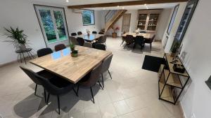 a dining room with a table and chairs at Domaine de la Vacquerie in Alette