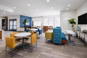 a restaurant with tables and chairs and a flat screen tv at Best Western El Paso Airport Entrada Hotel in El Paso