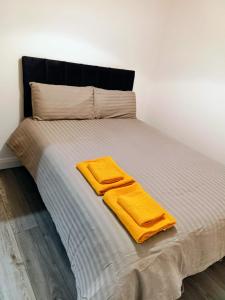 a bed with two towels on top of it at Modern 1 Bedroom Apt 4 near City Centre Parking in Belfast