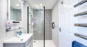 Ένα μπάνιο στο Games Room, Sleeps 11, Gated Parking, WiFi