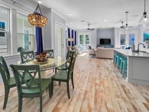 Μια τηλεόραση ή/και κέντρο ψυχαγωγίας στο Absolutely Paradise II l Heated 5000 sqft resort style pool l Walk to many restaurants