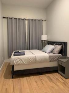 Ένα ή περισσότερα κρεβάτια σε δωμάτιο στο New 3 bdrm condo 8mi from NYC in Ironbound