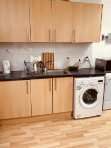 Una cocina o cocineta en Bright Neat Double Rooms with Close Direct Links into Central London & Heathrow Airport