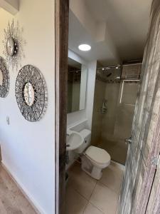 Ένα μπάνιο στο Apartamento en hacienda peñalisa mango, Ricaurte