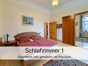 Posezení v ubytování Salzkammergut Homes Gmunden - Lake View Apartment, Blick auf den Traunsee und auf das Schloss Orth - ideal für Paare und Genießer