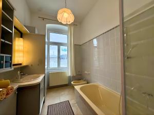 Koupelna v ubytování Fantastic Lake and Mountain View, First Row Lakeside