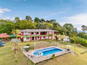 eine Luftaufnahme eines Hauses mit Swimmingpool in der Unterkunft Finca Hotel Resplandor Quindiano - Eje Cafetero Quindío in Montenegro + 57 Fotos