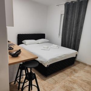 Ένα ή περισσότερα κρεβάτια σε δωμάτιο στο Hera Apartments