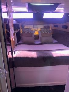 Voodi või voodid majutusasutuse Le carpe diem bateau chauffe toute l'année toas +55 fotot