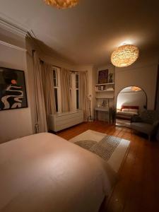 Voodi või voodid majutusasutuse Stylish, Spacious City Hideaway - Sleeps up to 9 toas +42 fotot