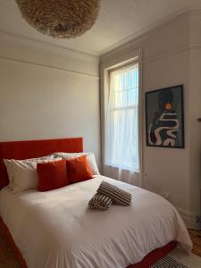 Voodi või voodid majutusasutuse Stylish, Spacious City Hideaway - Sleeps up to 9 toas