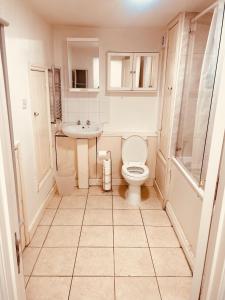 Un baño de Bright Neat Double Rooms with Close Direct Links into Central London & Heathrow Airport
