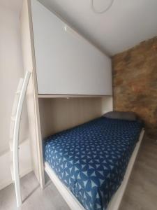 ein kleines Zimmer mit einem Bett in einem Zimmer in der Unterkunft Apartamento con vistas al valle in Viladecáns