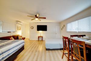 1 dormitorio con 1 cama y 1 mesa con comedor en Work and Play! Studio 7 Mi to Dtwn San Bernardino, en Rialto
