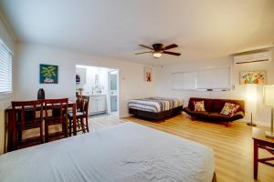 Un dormitorio con una cama y una sala de estar. en Work and Play! Studio 7 Mi to Dtwn San Bernardino, en Rialto