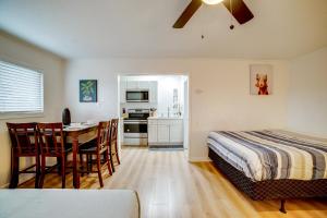 Un dormitorio con una cama y una mesa y una cocina. en Work and Play! Studio 7 Mi to Dtwn San Bernardino, en Rialto