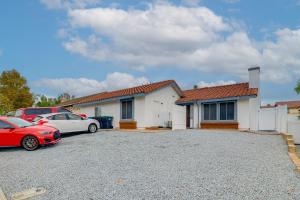 莫雷诺谷Nurse-Ready Rental 10 Mi to Dtwn Riverside!的两辆车停在车道的房子